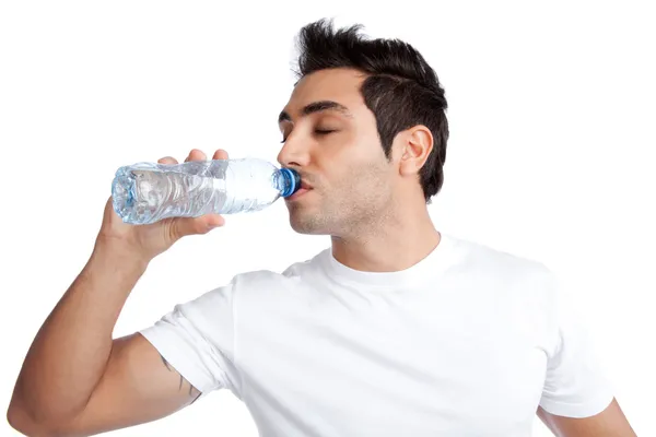 Людина п'є воду з пляшки — стокове фото