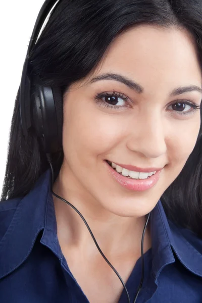 Kvinna lyssnar musik på hörlurar — Stockfoto