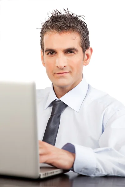 Homme d'affaires utilisant un ordinateur portable au travail — Photo
