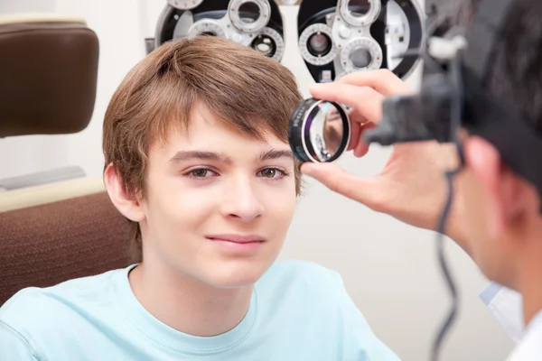 Проверка зрения (Eyesight Examination) — стоковое фото
