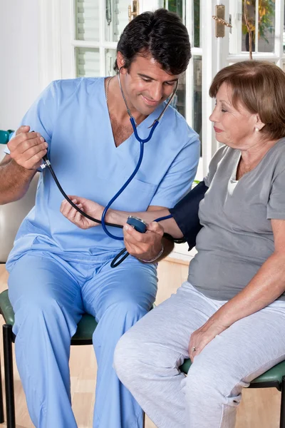 의사는 혈압을 복용 — 스톡 사진