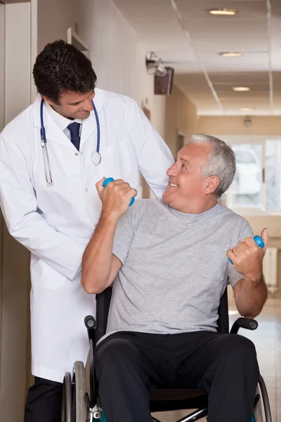Lékař s pacientem na kolečkové křeslo — Stock fotografie