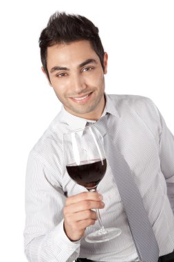kırmızı şarap bardağını tutan işadamı