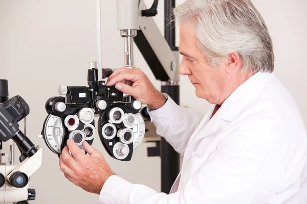 Läkare i oftalmologi klinik — Stockfoto