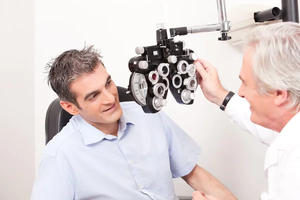 Optometrista haciendo pruebas de vista — Foto de Stock