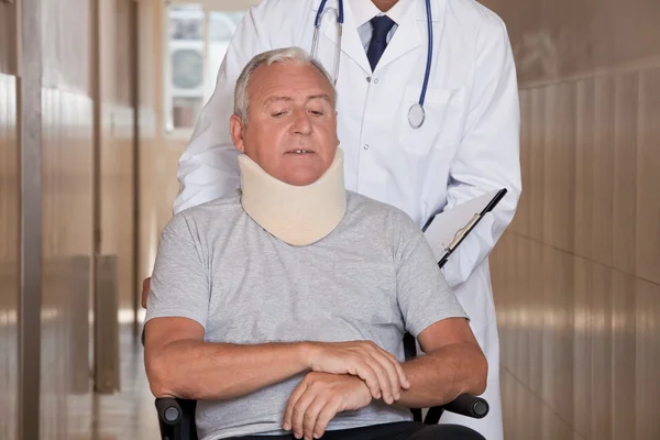 Médecin avec patient en fauteuil roulant — Photo