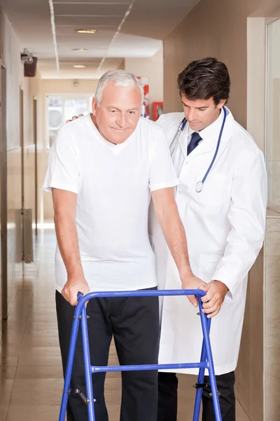 Γιατρός βοηθώντας ασθενών χρήση walker — Φωτογραφία Αρχείου