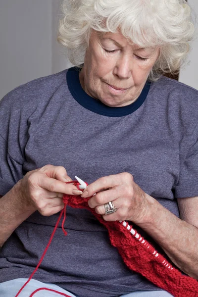 Mulher sênior de tricô — Fotografia de Stock