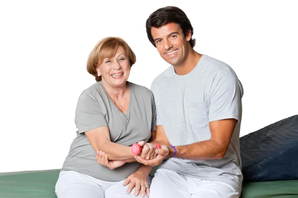 Terapeuten ger muskelträning för armbågsleden — Stockfoto