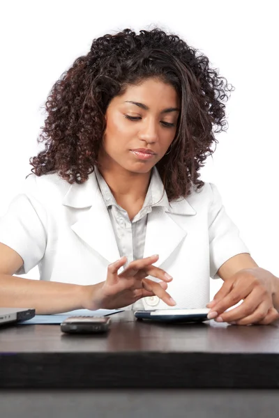 디지털 태블릿을 사용하는 여성 의사 — 스톡 사진