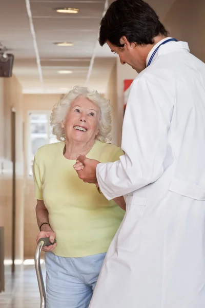 Arts helpen patiënten gebruik wandelstok — Stockfoto