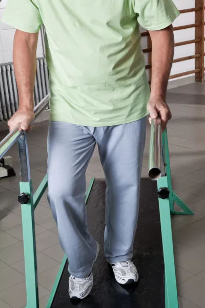 Homem Sênior fazendo terapia ambulatorial — Fotografia de Stock
