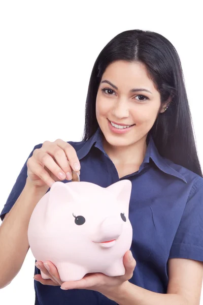 Lächelnde Frau mit Sparschwein — Stockfoto