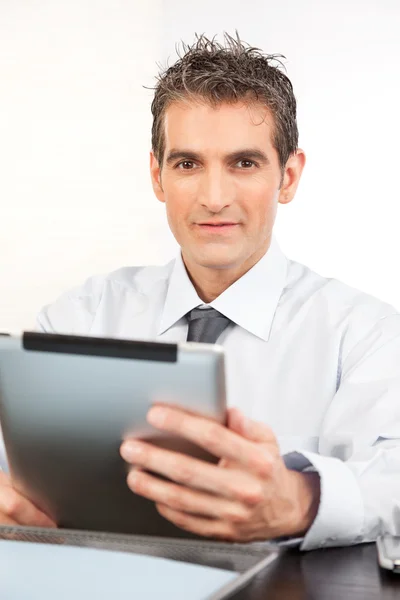 Üzletember gazdaság digitális tabletta — Stock Fotó