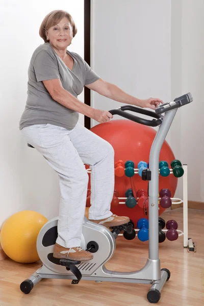 Kobieta ćwiczeń fizycznych — Zdjęcie stockowe