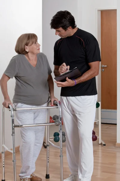 Patiënt met walker en arts — Stockfoto
