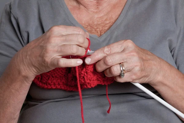 Starší žena, pletení — Stock fotografie