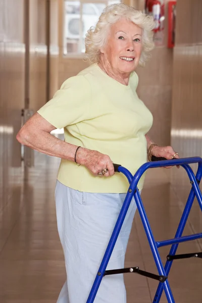 Oudere vrouw met zimmerframe — Stockfoto