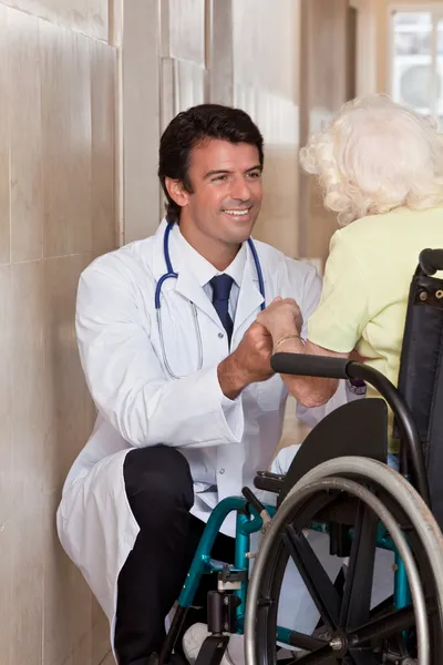 Arts met een patiënt op rolstoel — Stockfoto