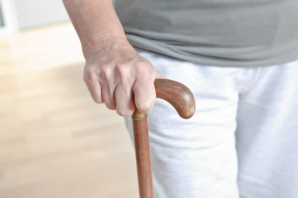 Donna anziana con bastone a piedi — Foto Stock