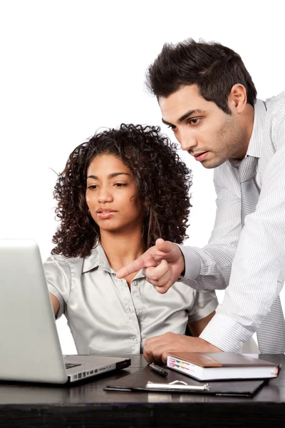 İş adamı ve iş kadını dizüstü bilgisayar kullanıyor — Stok fotoğraf