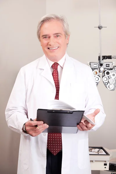 Доктор офтальмологической клиники — стоковое фото