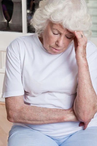 Donna anziana con mal di testa — Foto Stock