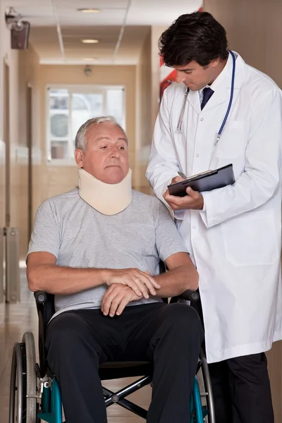 Doctor cu pacient în scaun cu rotile — Fotografie, imagine de stoc