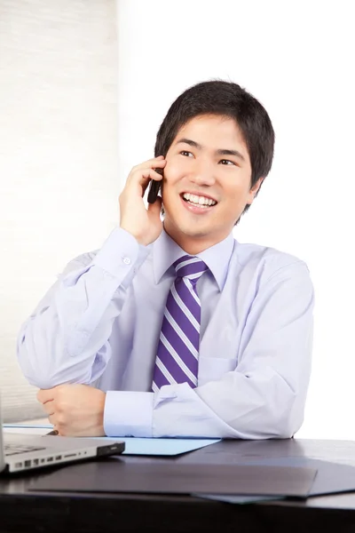 Homme d'affaires parlant sur téléphone portable — Photo