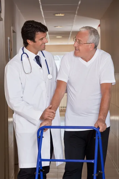 Arts helpen patiënten gebruik walker — Stockfoto