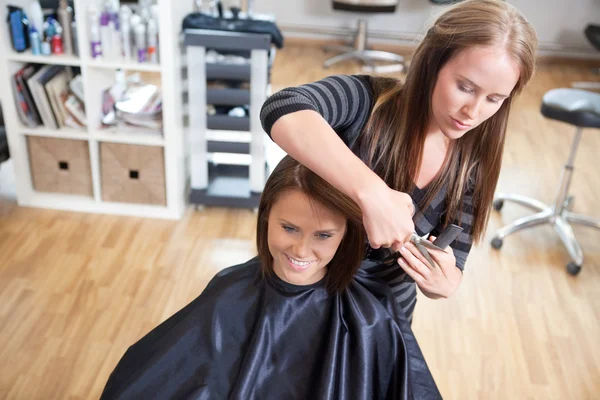 Frisör klippa kundens hår — Stockfoto