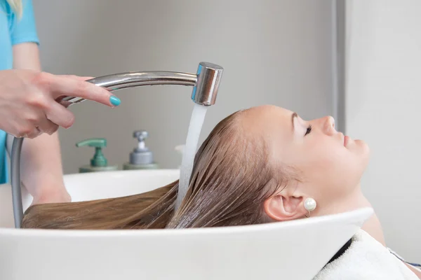 Lavar o cabelo no salão de beleza — Fotografia de Stock