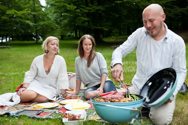 Přátelé s bbq piknik v parku — Stock fotografie