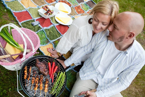 Happy Couple with BBQ in Park — Stock Photo, Image