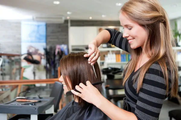 Kuaför kesim müşterinin saç — Stok fotoğraf
