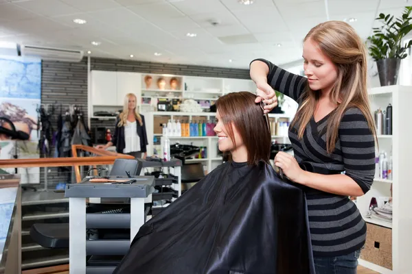 Hairdresser Thinning Customer 's Hair — стоковое фото