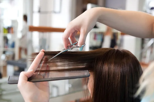 Cabeleireiro corte de cabelo do cliente — Fotografia de Stock