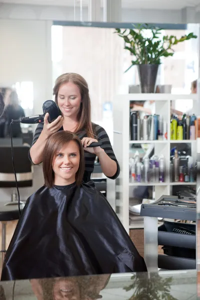 Kobieta suszenia stylista włosów — Zdjęcie stockowe