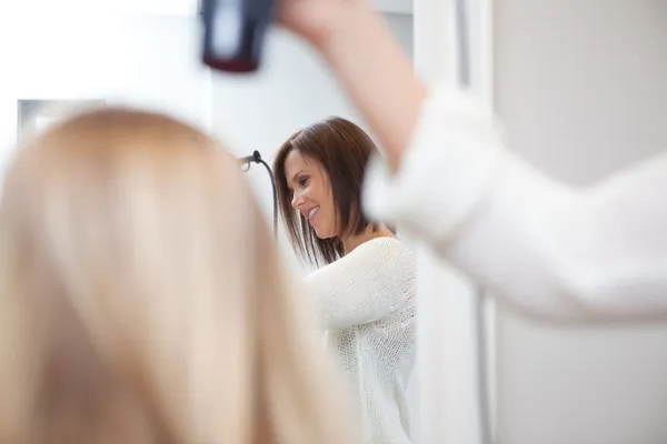 Stylist Drying Womans Hair — Stock Photo, Image