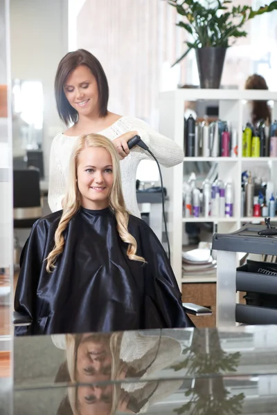 Hairdresser Curling Young Woman's Hair — Stock Photo, Image