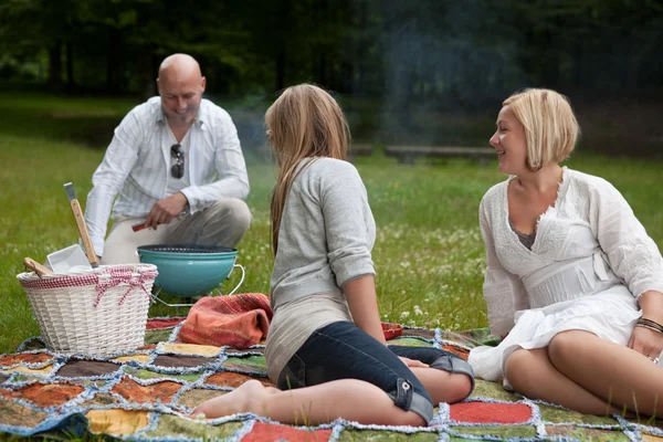 Friends BBQ in park — Stock Photo, Image