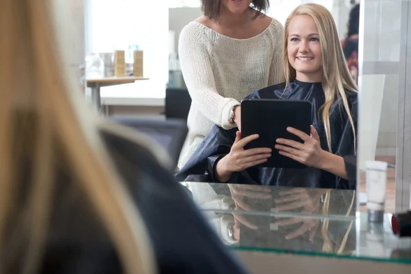 Cliente che mostra lo stile dei capelli sulla tavoletta digitale — Foto Stock