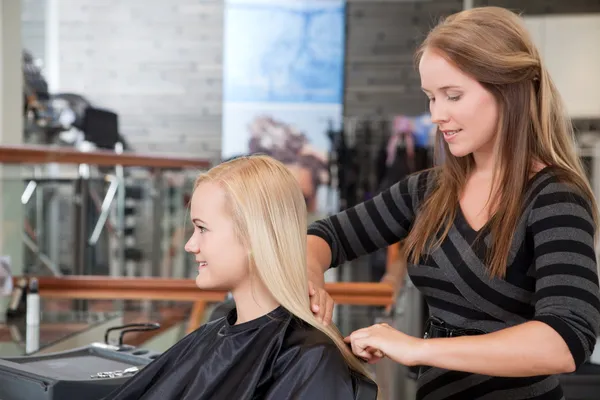 Szczotkowanie włosów fryzjer klientów — Zdjęcie stockowe
