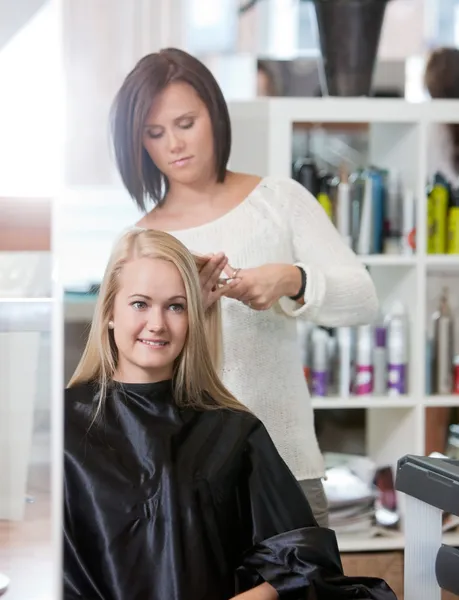 Kvinna på frisör salongen — Stockfoto