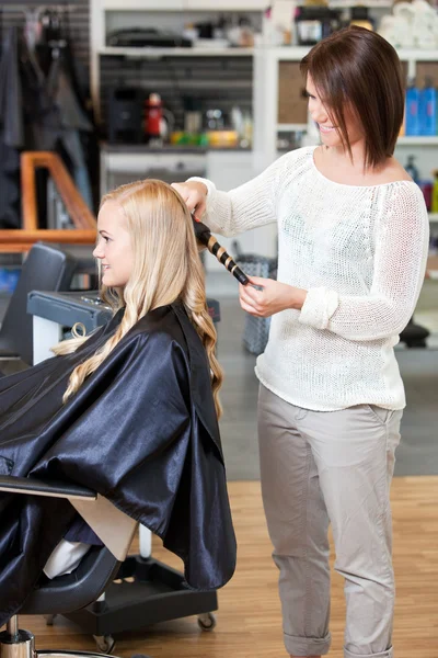 Stylista vlnitými vlasy Zenske — Stock fotografie