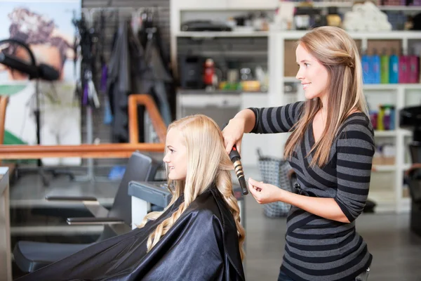 Stylist Curling Womans Hair — Stock Photo, Image