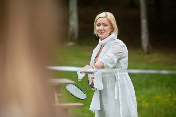 Schöne Frau spielt Badminton — Stockfoto