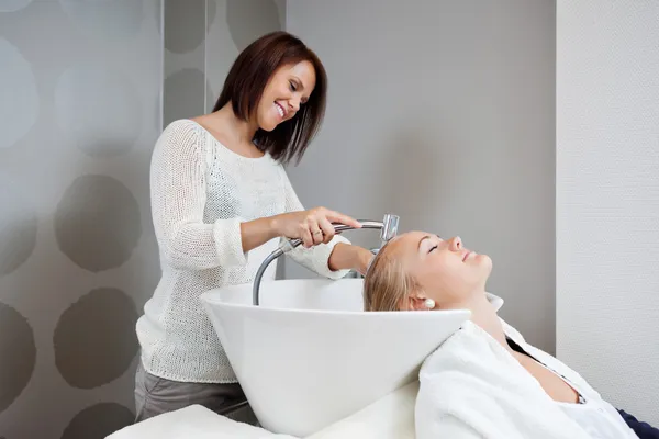 Kosmetyczka mycia włosów klienta — Zdjęcie stockowe