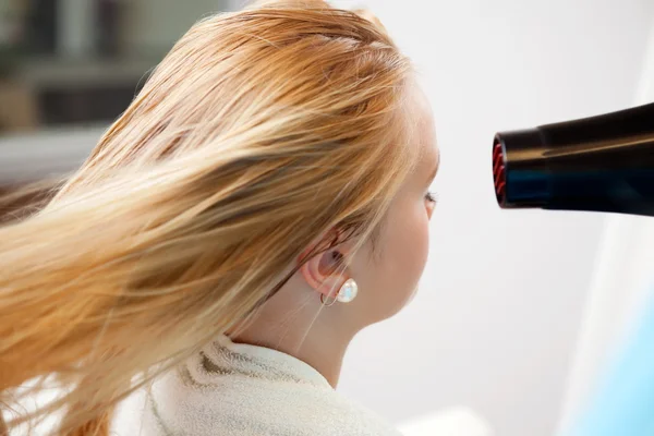 Kvinnans hår att blåsa torkas — Stockfoto
