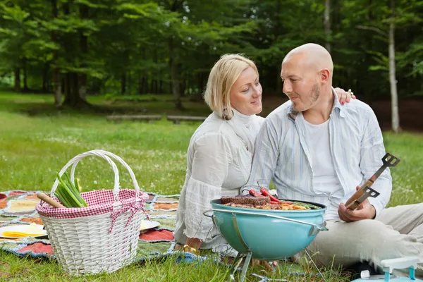 夫妇在户外野餐 — 图库照片